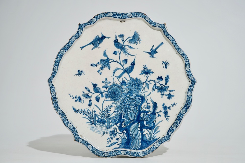 Une plaque en fa&iuml;ence de Delft &agrave; d&eacute;cor naturaliste de style chinois, d&eacute;but du 18&egrave;me
