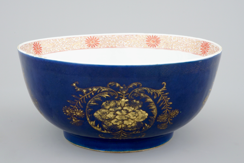 Een grote Chinese kom met verguld decor op blauwe fondkleur, 18e eeuw