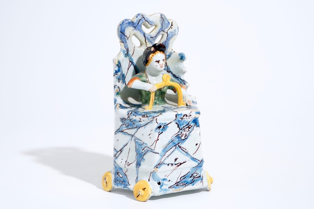 Un groupe d'un enfant assis sur une toilette en fa&iuml;ence de Delft polychrome, 18&egrave;me