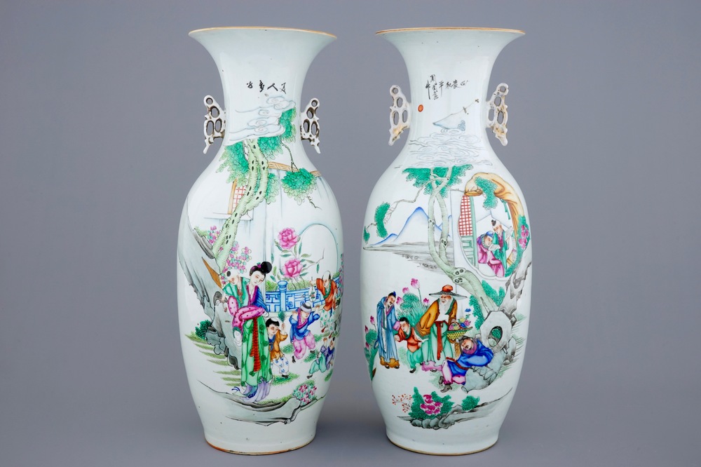 Twee Chinese famille rose vazen met personages en spelende kinderen, 19/20e eeuw