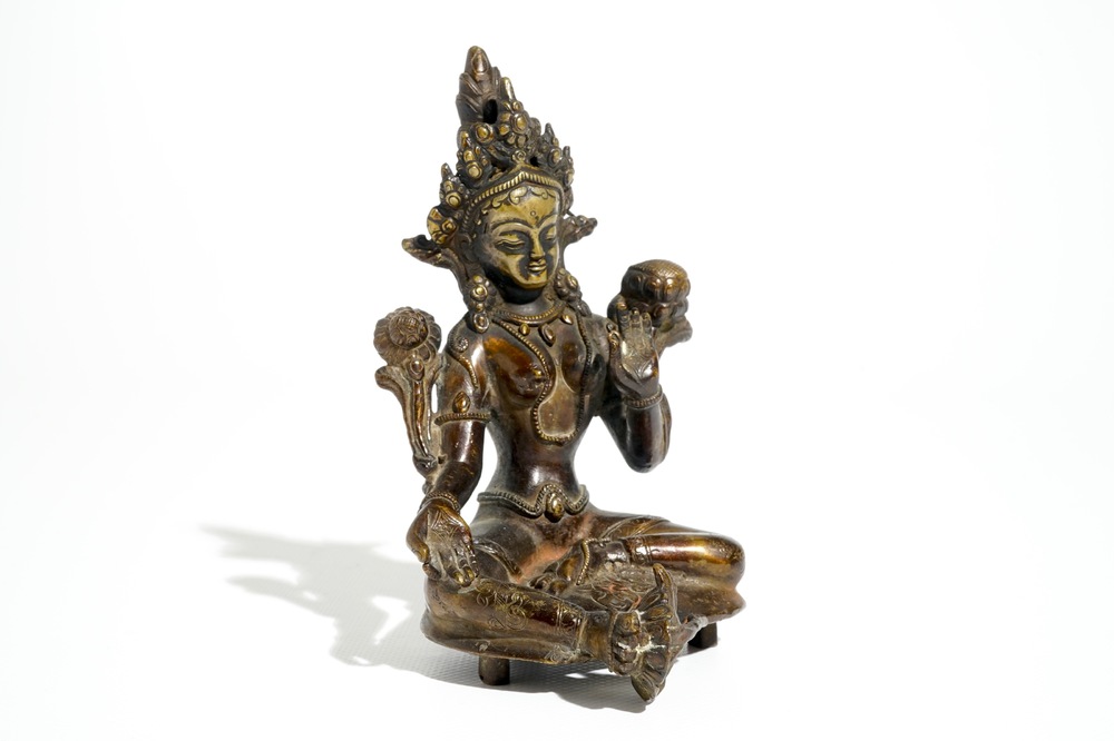 Une statuette de Tara verte (Syamatara) en bronze dor&eacute; sino-tib&eacute;taine, 17/18&egrave;me