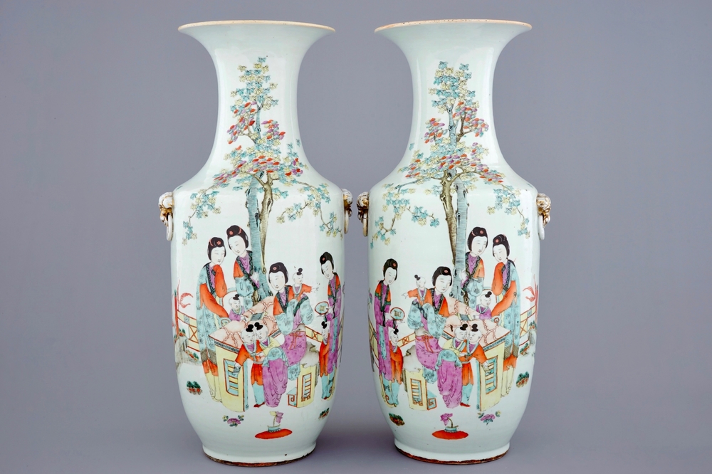Une paire de vases en porcelaine de Chine famille rose aux dames dans un jardin, 19/20&egrave;me