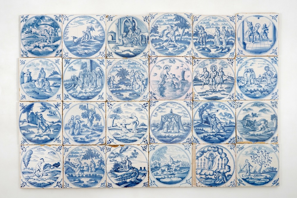 Een lot van 24 blauw-witte bijbeltegels, 18e eeuw