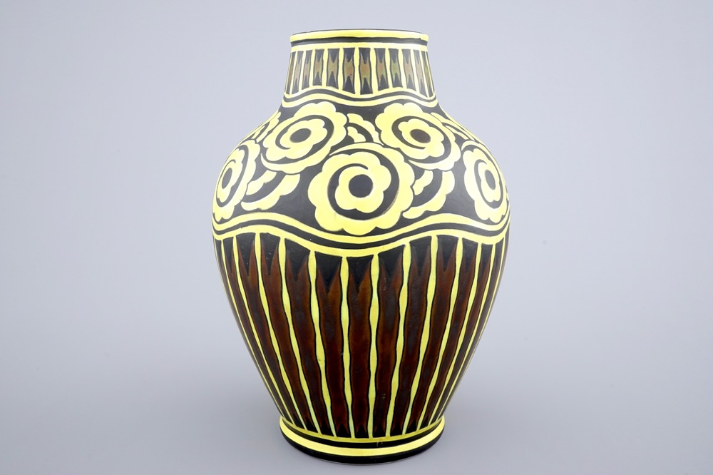 Un grand vase de Charles Catteau pour Boch Keramis &agrave; d&eacute;cor jaune sur fond noir, vers 1924