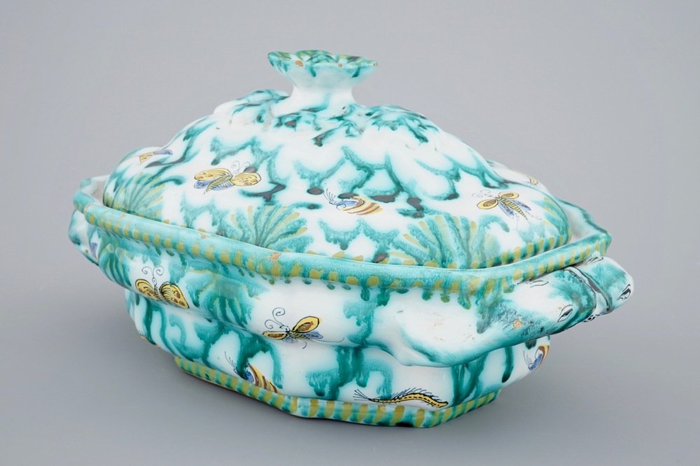 Une terrine couverte en fa&iuml;ence de Bruxelles &agrave; d&eacute;cor aux papillons et chenilles, 18&egrave;me