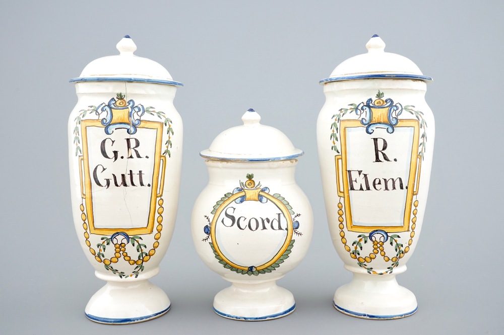 Trois pots de pharmacie couverts polychromes, Haguenau, France, 18&egrave;me