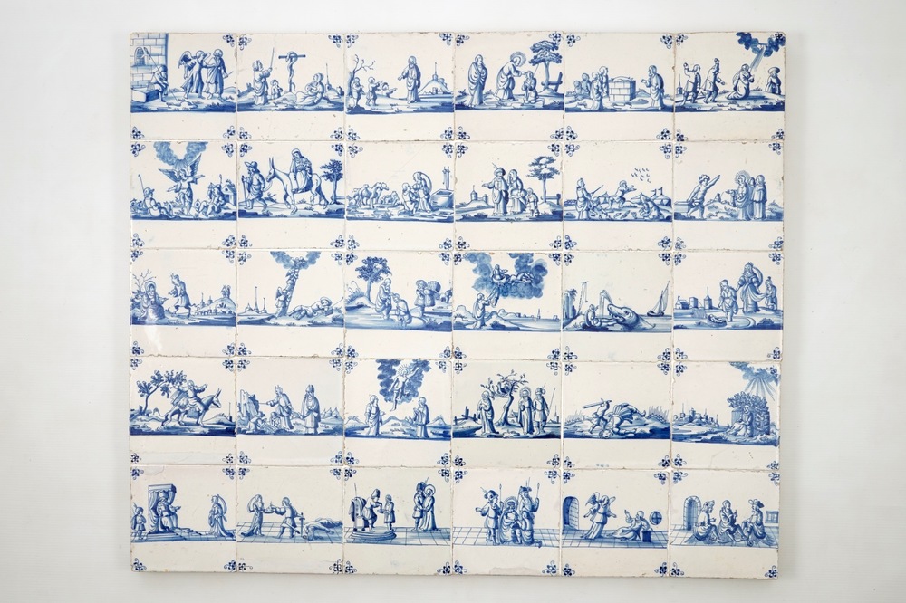 Een veld van 30 blauw-witte Rotterdamse bijbeltegels, eind 17e