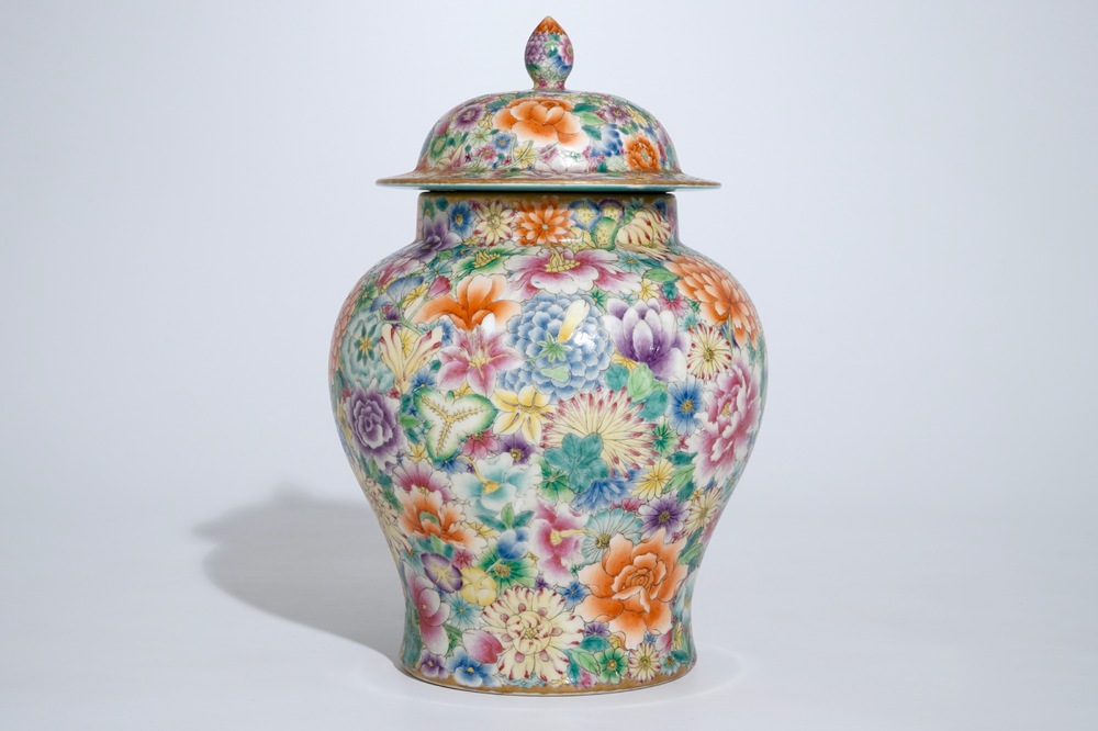 Een Chinese dekselvaas met famille rose millefleurs decor, Qianlong merk, 20e eeuw