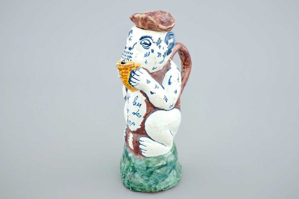 Une verseuse couverte en forme de singe en fa&iuml;ence polychrome de Delft, 19&egrave;me
