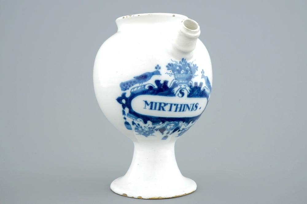Une chevrette en fa&iuml;ence de Delft bleu et blanc "S. Mirthinis", 18&egrave;me