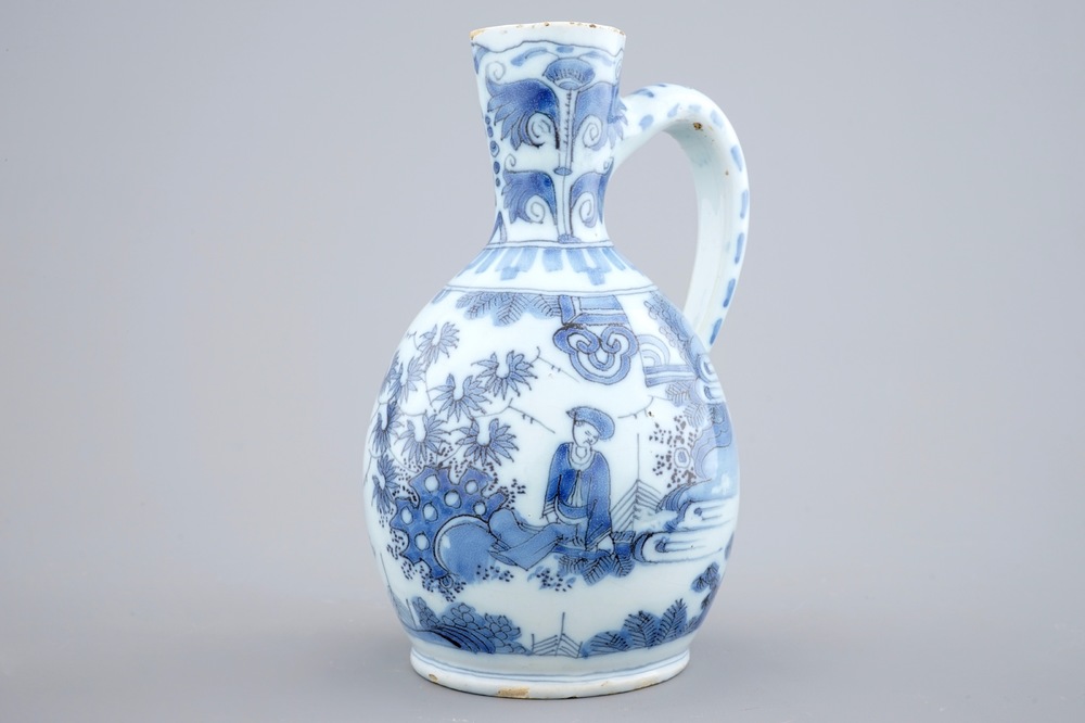 Une verseuse en fa&iuml;ence de Delft &agrave; d&eacute;cor chinoiserie, fin du 17&egrave;me