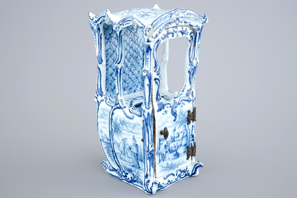 Un mod&egrave;le d'une chaise &agrave; porteurs en fa&iuml;ence dans le style de Delft, France, 19&egrave;me