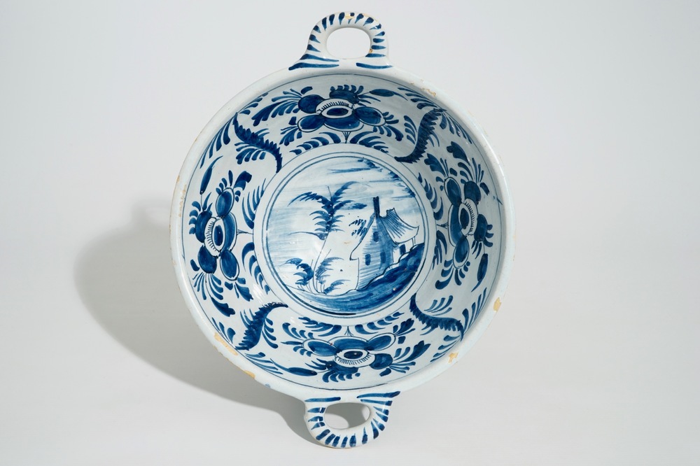 Une &eacute;cuelle de grand format en fa&iuml;ence de Delft bleu et blanc, 18&egrave;me