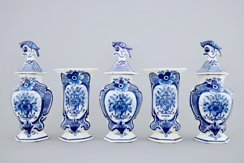Une garniture de cinq pi&egrave;ces en fa&iuml;ence de Delft &agrave; d&eacute;cor de queues de paons, 18&egrave;me