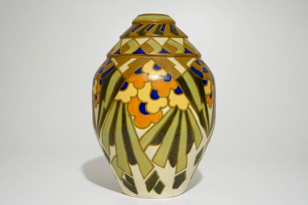 Un grand vase g&eacute;om&eacute;trique, Jules Chaput &amp; Charles Catteau pour Boch Fr&egrave;res Keramis, vers 1929