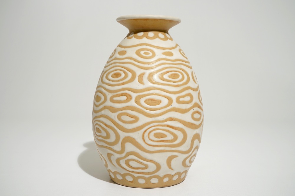 Un rare vase en gr&egrave;s &agrave; d&eacute;cor de cercles entrelac&eacute;s, Charles Catteau pour Boch Fr&egrave;res Keramis, ca. 1923