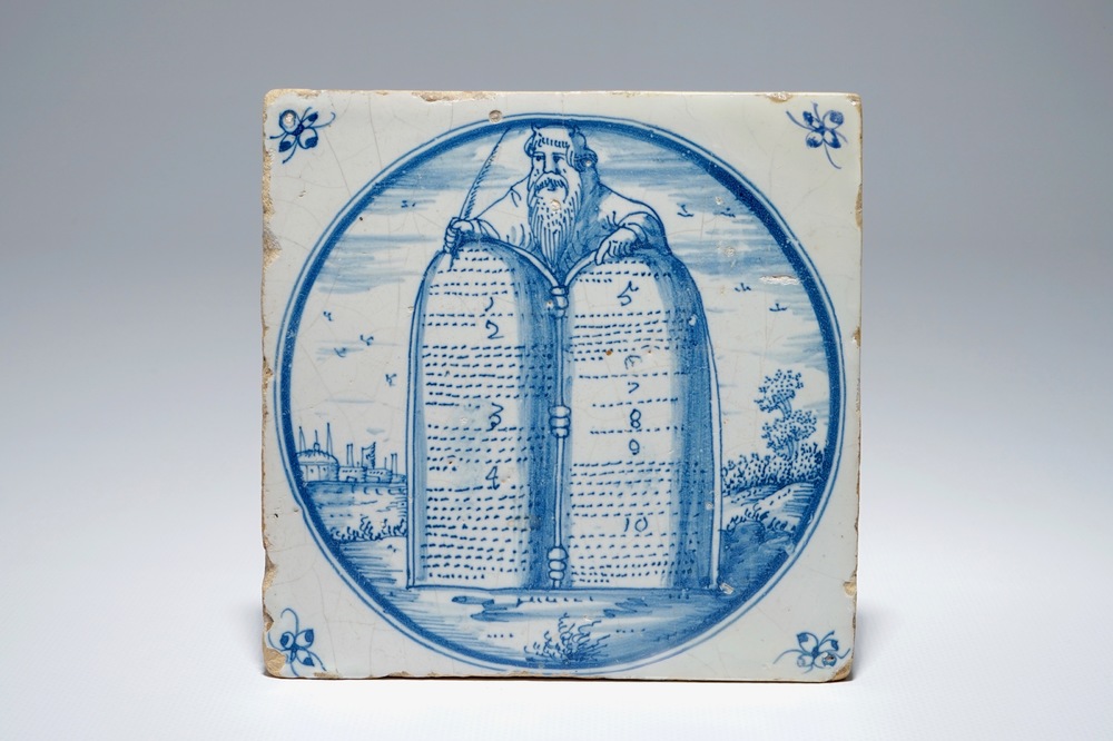 Een zeldzame blauw-witte bijbelse tegel "Mozes met de 10 geboden", 17e eeuw