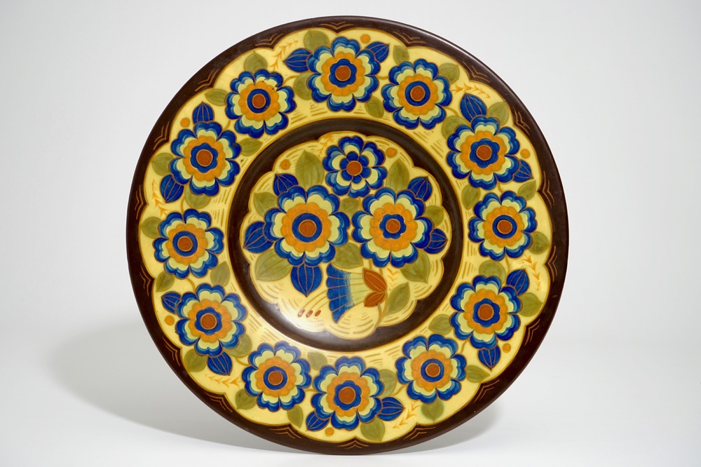 Un tr&egrave;s grand plat &agrave; d&eacute;cor de fleurs en fa&iuml;ence, Charles Catteau pour Boch Fr&egrave;res Keramis