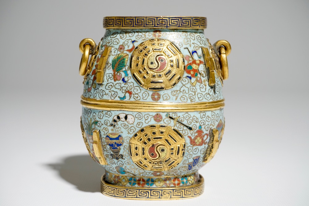 Un vase de forme hu en cloisonn&eacute; et bronze dor&eacute;, marque et poss. &eacute;poque de Jiaqing, 19&egrave;me