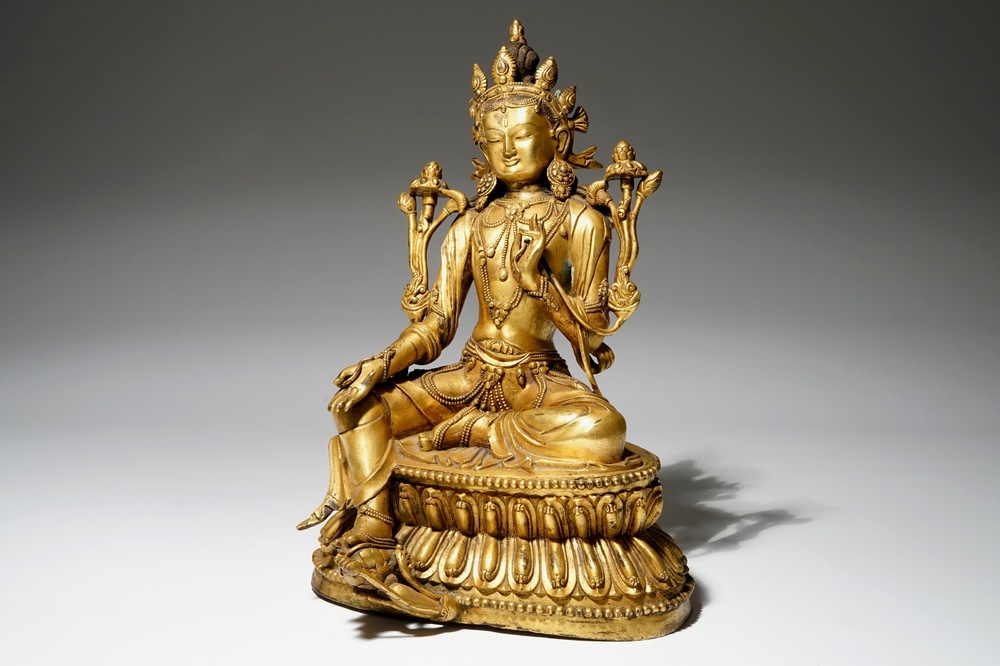 Une statuette sino-tib&eacute;taine de Tara verte (Syamatara) en bronze dor&eacute;, 18/19&egrave;me