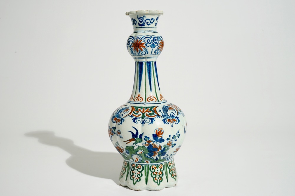 Un vase de forme bouteille en fa&iuml;ence de Delft de palette cachemire, 17/18&egrave;me