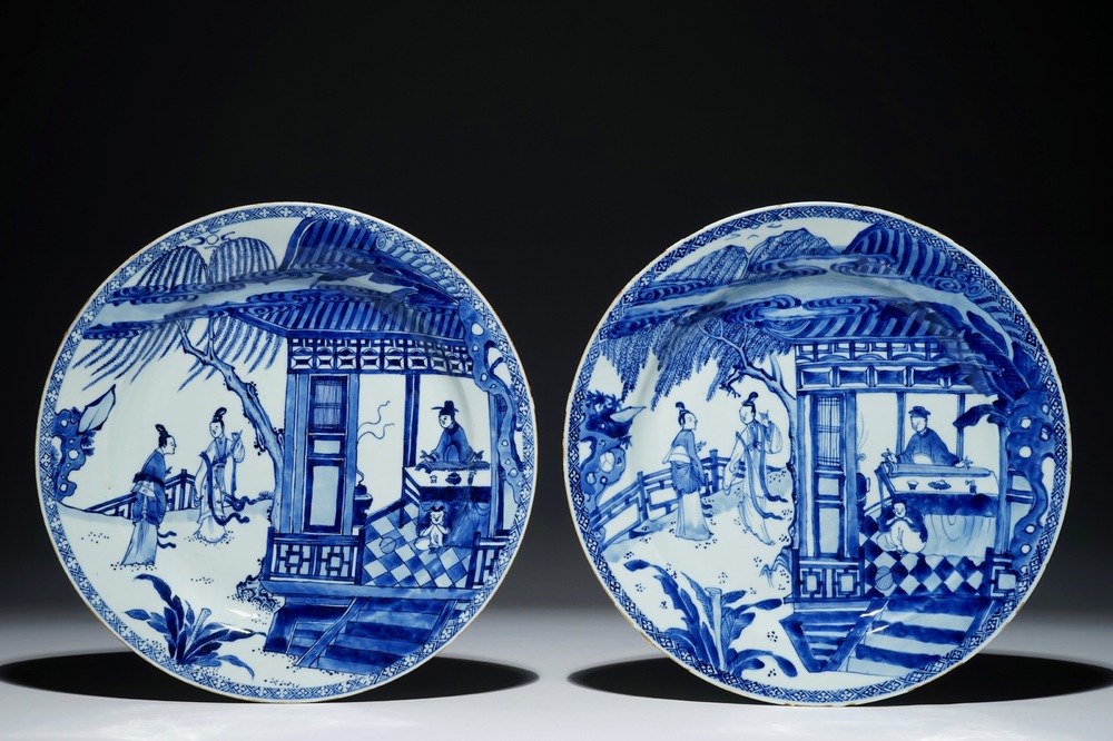 Een paar Chinese blauw-witte schotels met sc&egrave;ne uit "De Romance van de Westelijke Kamer", Yongzheng