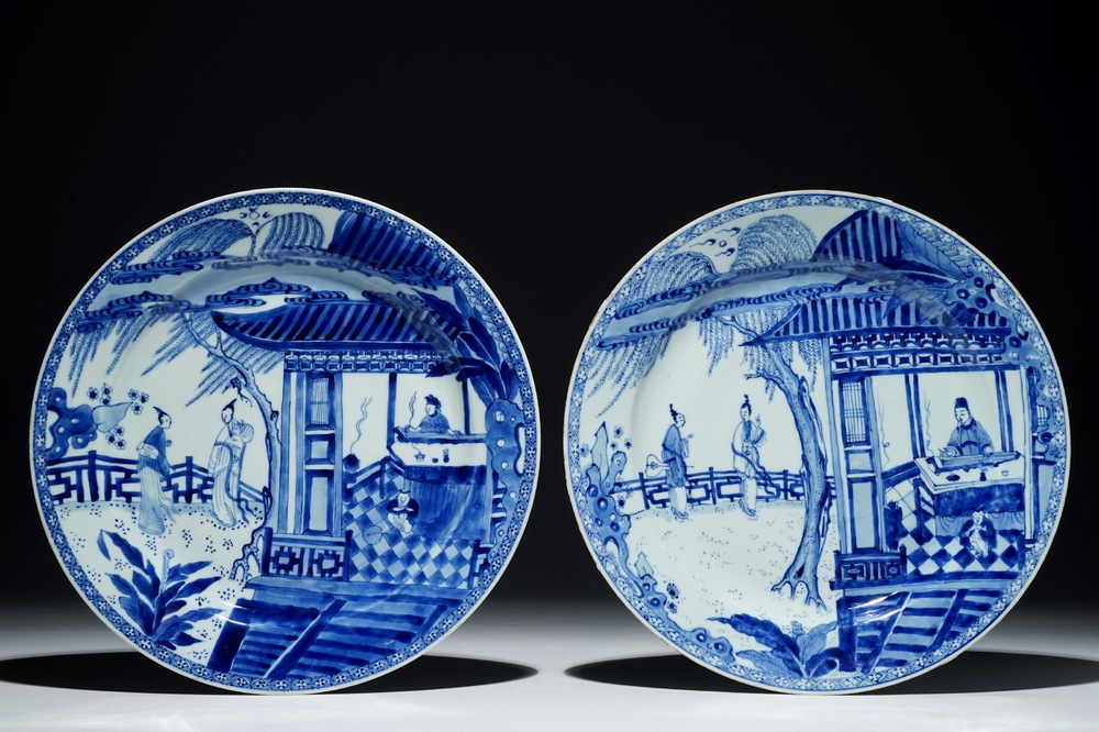 Een paar Chinese blauw-witte schotels met sc&egrave;ne uit "De Romance van de Westelijke Kamer", Yongzheng