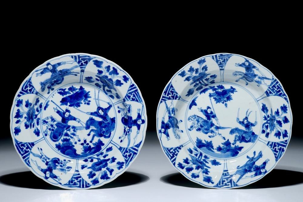 Deux assiettes en porcelaine de Chine bleu et blanc aux guerriers, marque et &eacute;poque de Kangxi
