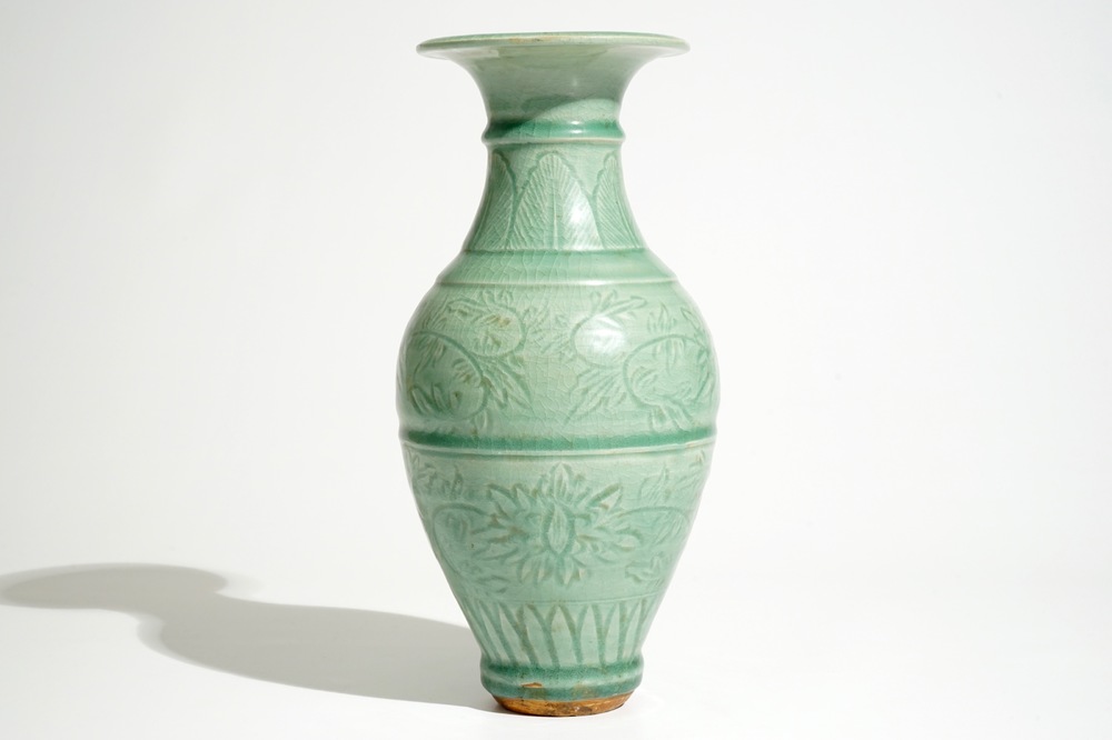 Een Chinese Longquan celadon vaas met ingekrast decor, Song of Ming