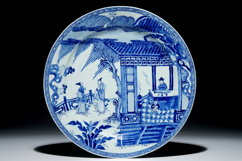 Un plat en porcelaine de Chine bleu et blanc &agrave; d&eacute;cor de "La Romance de la chambre de l'ouest", Yongzheng
