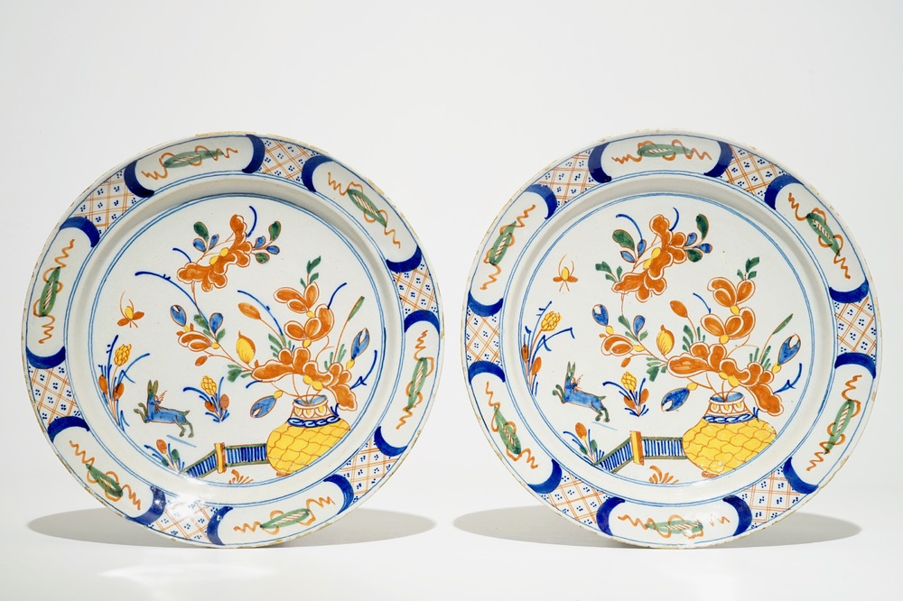 Une paire de plats en fa&iuml;ence de Delft polychrome aux li&egrave;vres et fleurs, 18&egrave;me