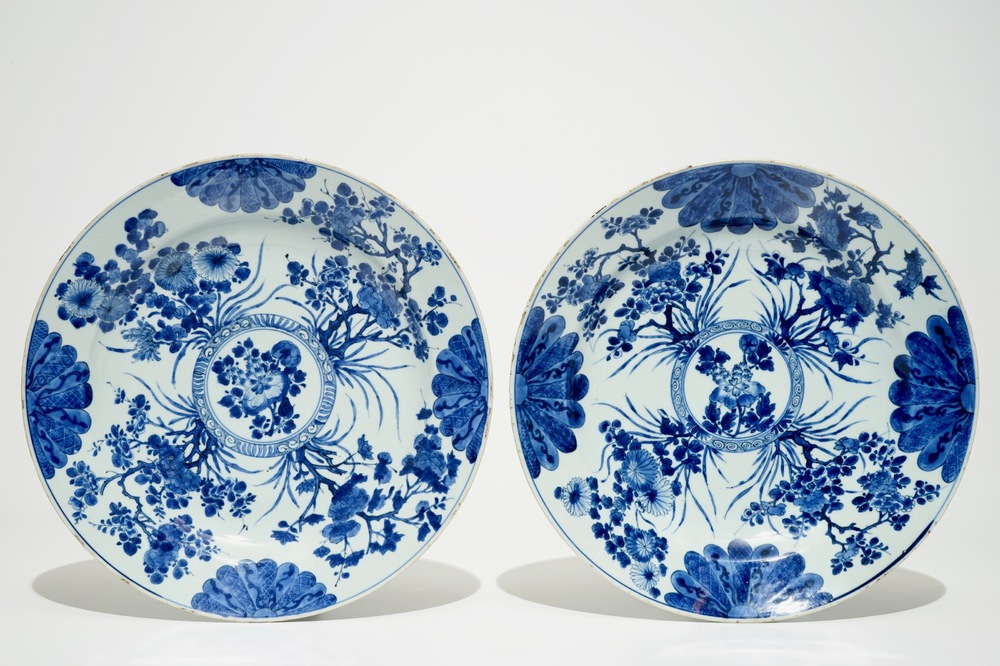 Een paar Chinese blauw-witte schotels met floraal decor, Kangxi