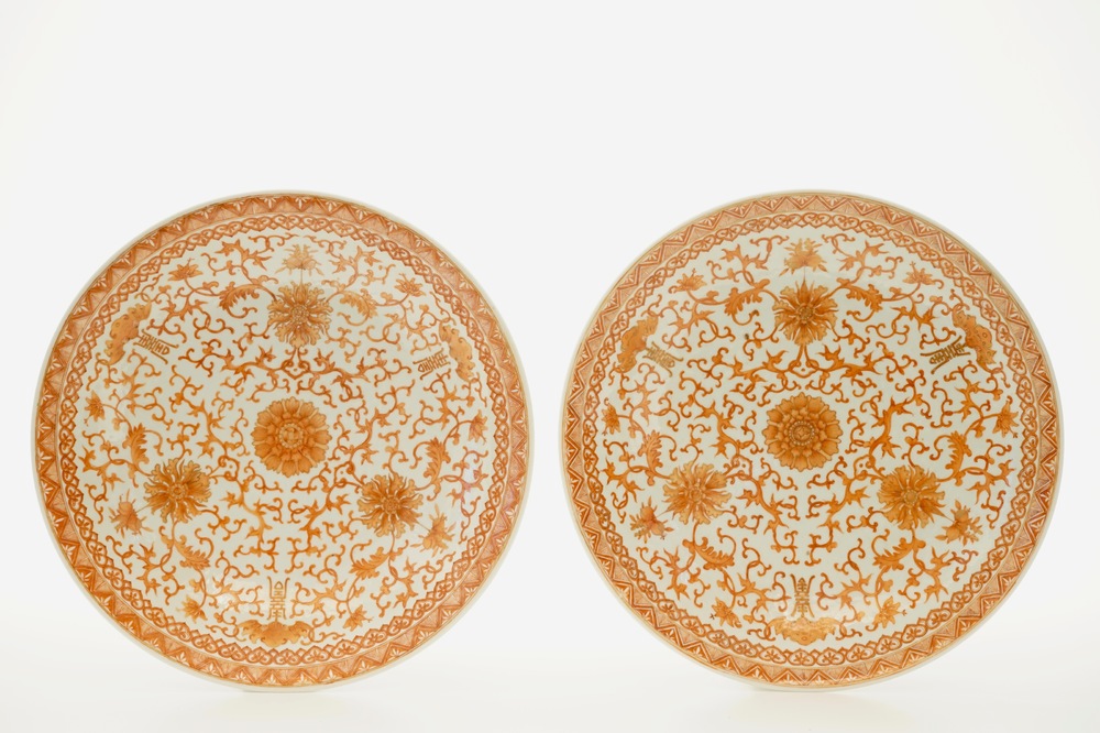 Une paire de plats en porcelaine de Chine en rouge de fer &agrave; d&eacute;cor floral, 19/20&egrave;me