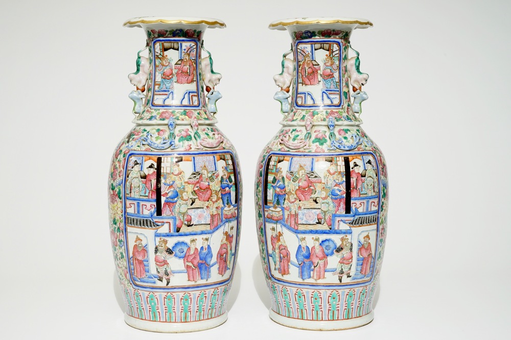 Une paire de vases en porcelaine de Chine famille rose, 19&egrave;me