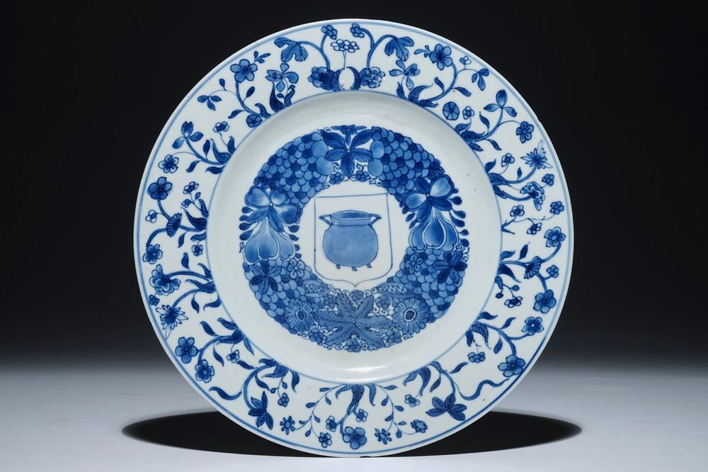 Een Chinees blauw-wit bord met wapen van 'Potken', Kangxi, 1662-1722