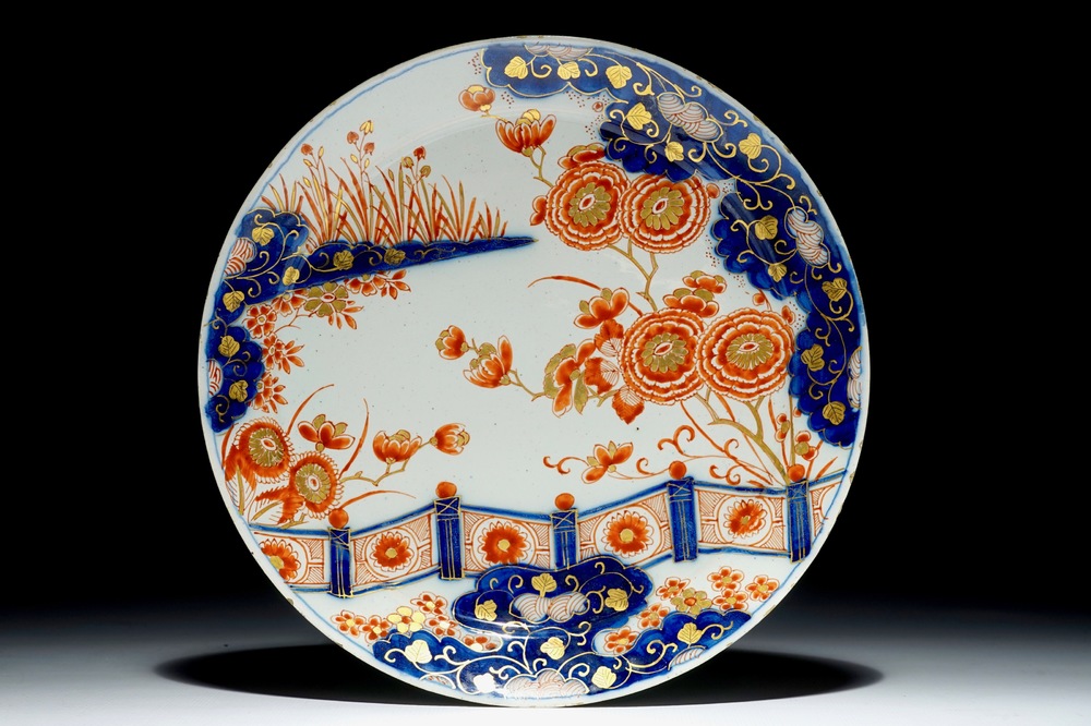 Une assiette en fa&iuml;ence de Delft dor&eacute; &agrave; d&eacute;cor chinoiserie, 18&egrave;me