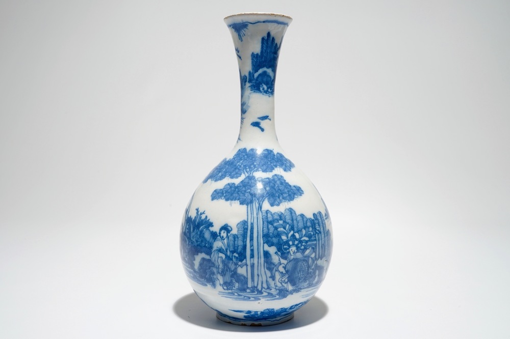 Un vase bouteille en fa&iuml;ence de Delft bleu et blanc &agrave; d&eacute;cor chinoiserie, 17&egrave;me