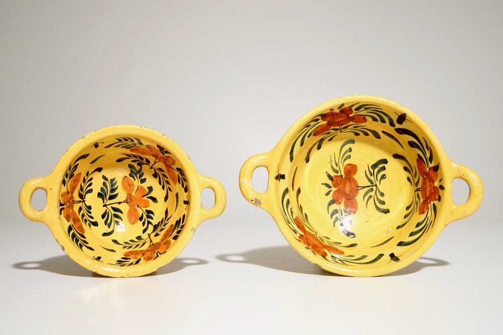 Deux &eacute;cuelles en fa&iuml;ence de Delft &agrave; fond jaune, 18&egrave;me