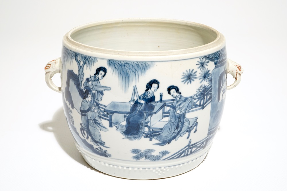 Een Chinese blauw-witte cylindrische pot met oren, Kangxi