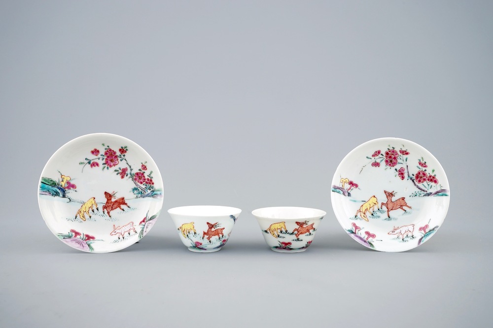 Een paar Chinese famille rose koppen en schotels met herten, Yongzheng, 1723-1735