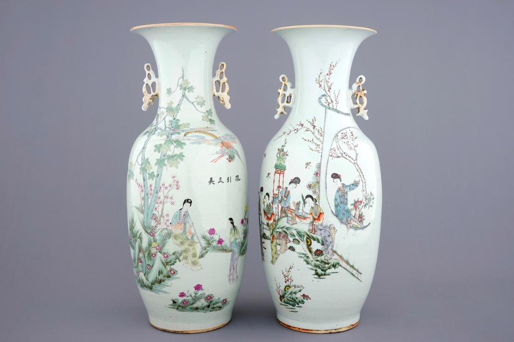 Twee Chinese famille rose vazen met dames in een tuin, 19/20e eeuw