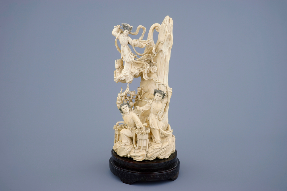 Un groupe de Chang'e avec deux filles en ivoire sculpt&eacute; sur socle en bois, Chine, 19/20&egrave;me