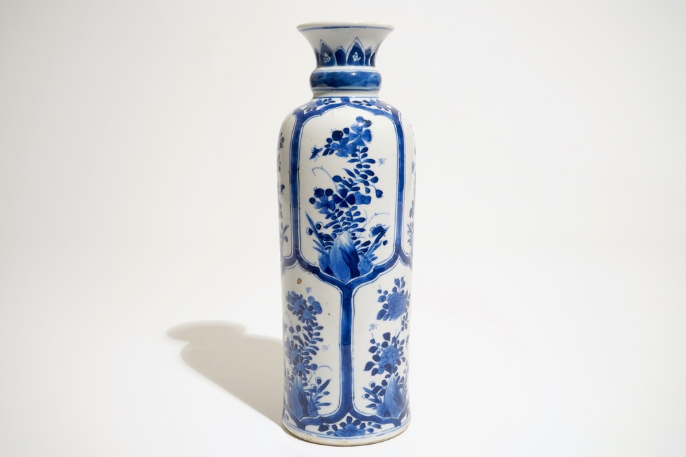 Een Chinese blauw-witte rolwagen vaas, Kangxi