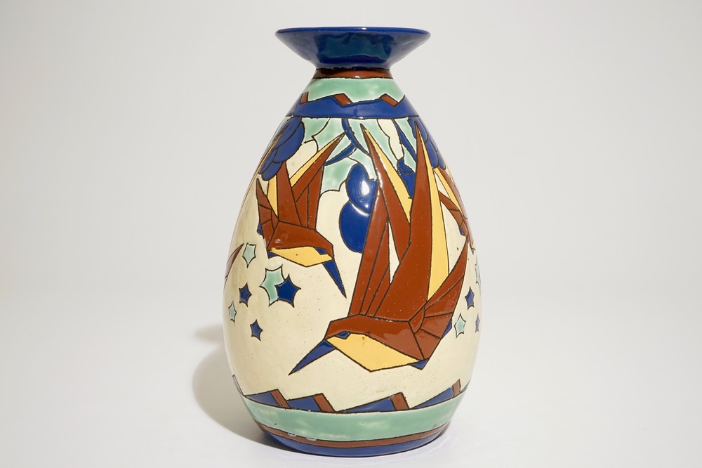 Vase &agrave; d&eacute;cor polychrome d&rsquo;oiseaux stylis&eacute;s en vol, Charles Catteau pour Boch Fr&egrave;res Keramis, ca. 1931