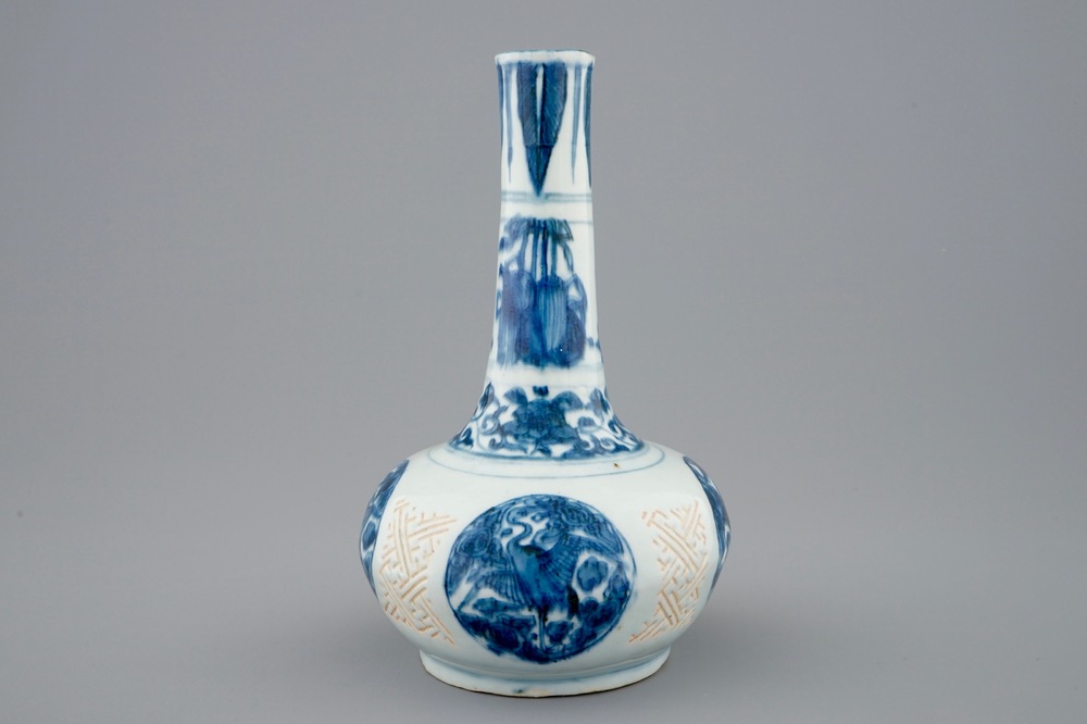 Un vase de forme bouteille en porcelaine de Chine bleu et blanc, Ming, Wanli