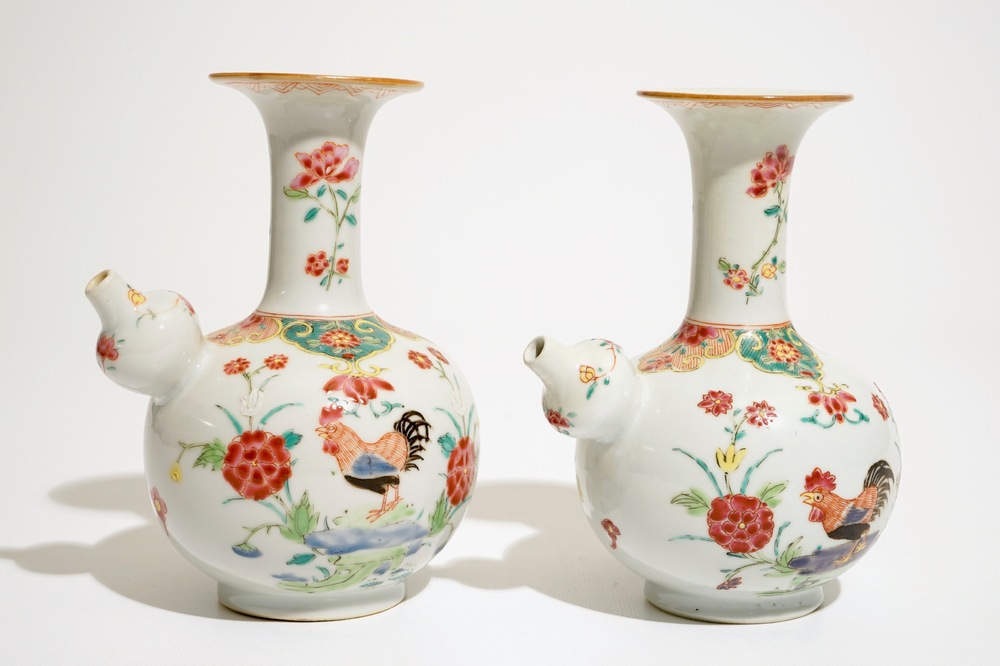 Een paar Chinese famille rose kendi's met hanendecor, Qianlong