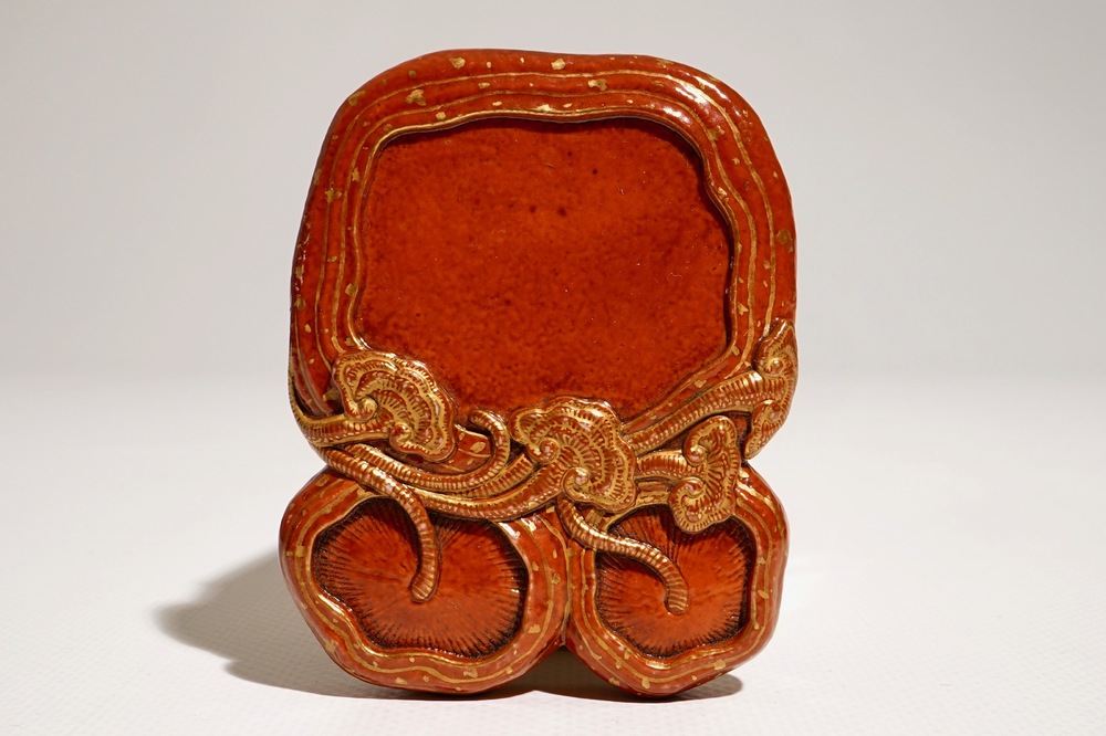 Une petite pierre &agrave; encre en rouge de corail et dor&eacute;, marque de Qianlong, 18/19&egrave;me