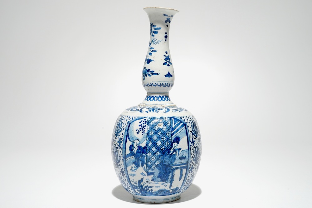Un vase double gourde en fa&iuml;ence de Delft bleu et blanc &agrave; d&eacute;cor chinoiserie, marqu&eacute;, vers 1700