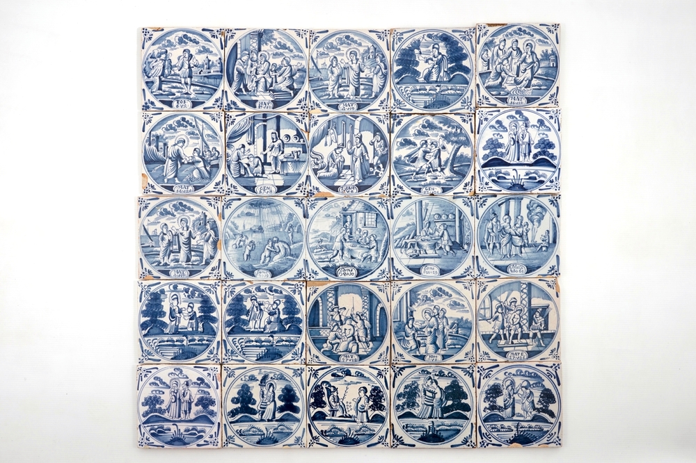 Un lot de 25 carreaux religieux en fa&iuml;ence de Delft bleu et blanc, prob. la Frise, 18&egrave;me