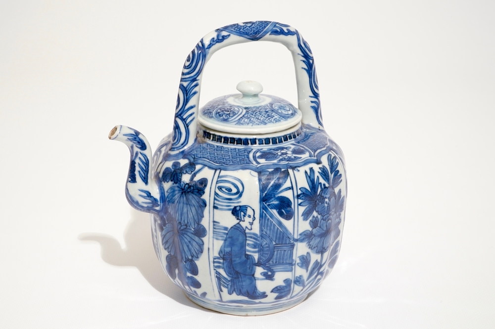 Een Chinese blauw-witte kraak wijnpot met deksel, Ming, Wanli